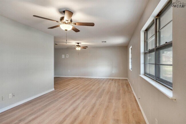 Building Photo - 1113 Lincoln Dr