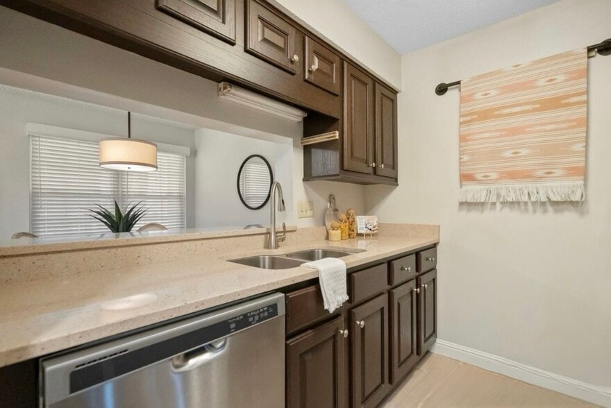 Building Photo - 5011 Sharon Rd