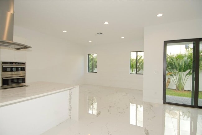 Building Photo - 1421 SW 23rd Ct
