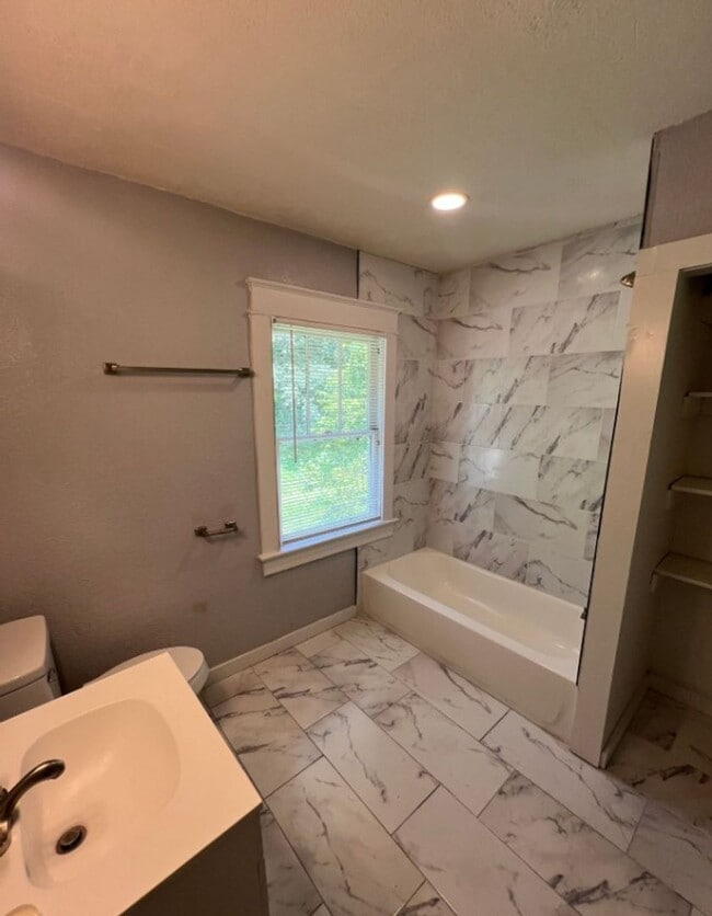 Building Photo - Spacious 5 Bedroom Bungalow in Historic No...