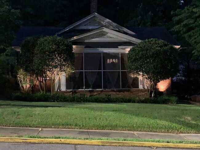 Charming 1930s bungalow - 1858 Lyle Ave