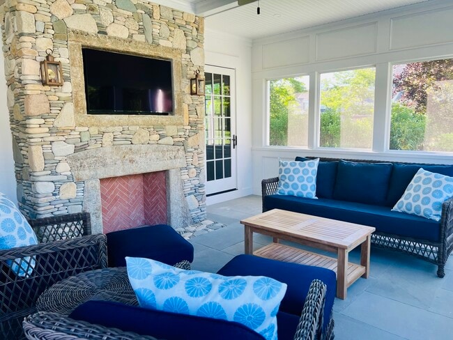 Building Photo - 3 Field Club Ln