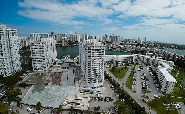 Building Photo - 18011 Biscayne Blvd