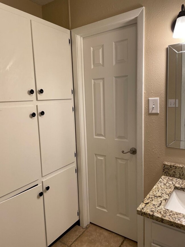 Building Photo - 3/2/2 plus bonus room WOISD