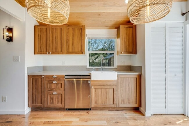 Building Photo - 2320 1/2 Alta Street