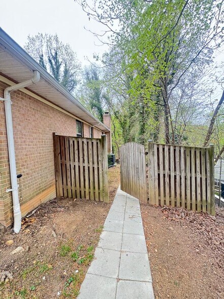 Building Photo - 511 Holly Rd