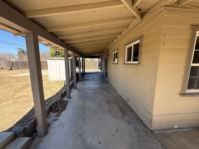 Building Photo - 3 Bedroom 1 Bath in Eat Hemet!