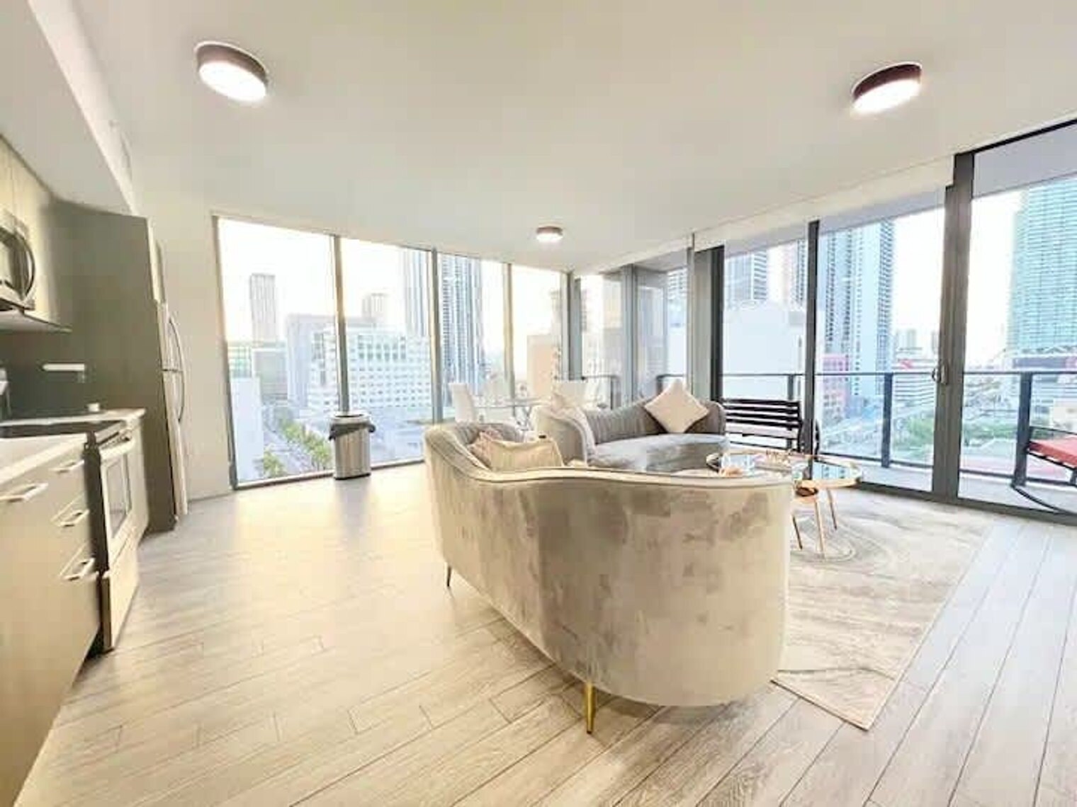 Building Photo - 505 W 7th St