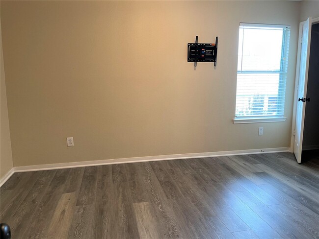 Building Photo - 2115 Hollyfield Ln