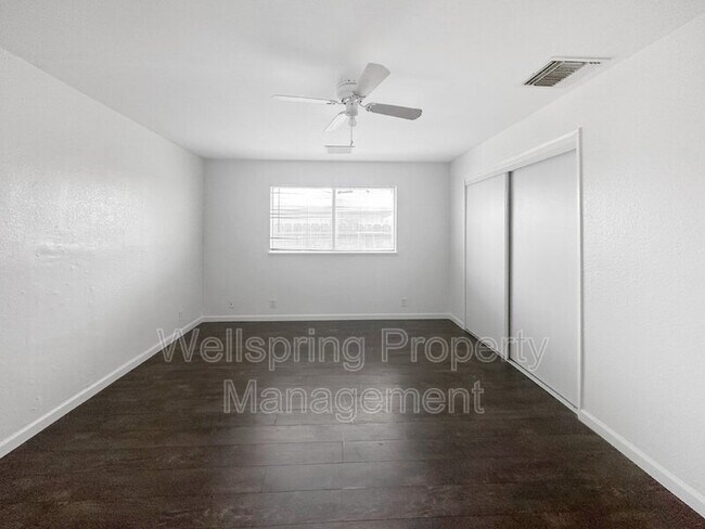 Building Photo - 201 S Sunset St