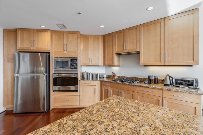 Building Photo - 8220 Crestwood Heights Dr