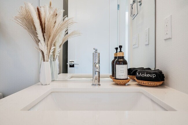 Building Photo - 1414 E Howell St