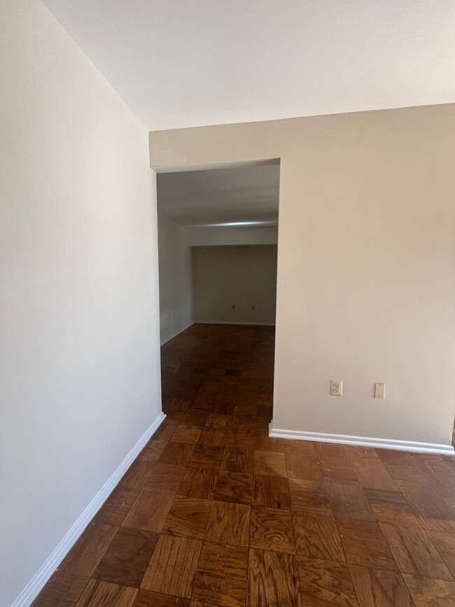 Building Photo - Charming 2 BR/1.5 BA Condo in Silver Spring!