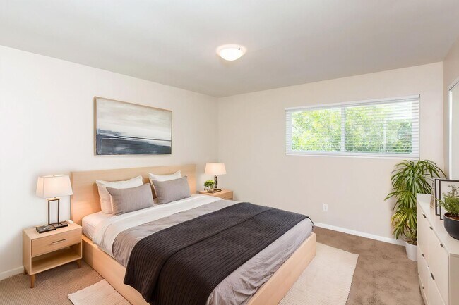 Building Photo - Spacious 2 Bedroom / 1.5 Bath Condominium ...