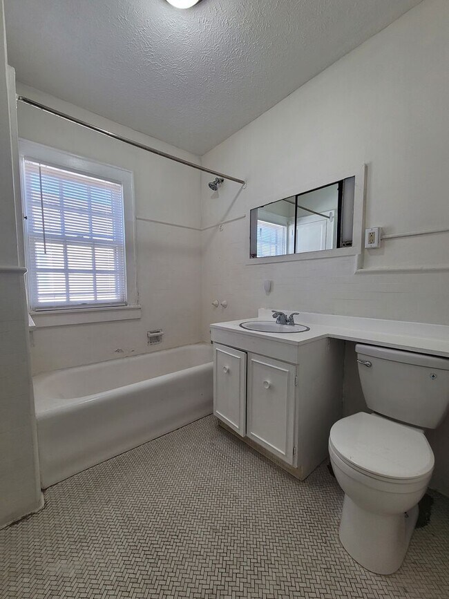 Building Photo - Spacious Blackstone Three Bedroom!