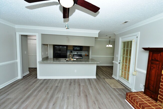 Building Photo - Close to Base, Beach and Downtown!