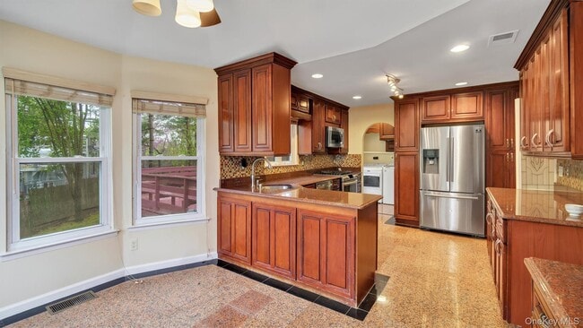 Building Photo - 47 Carriage Rd