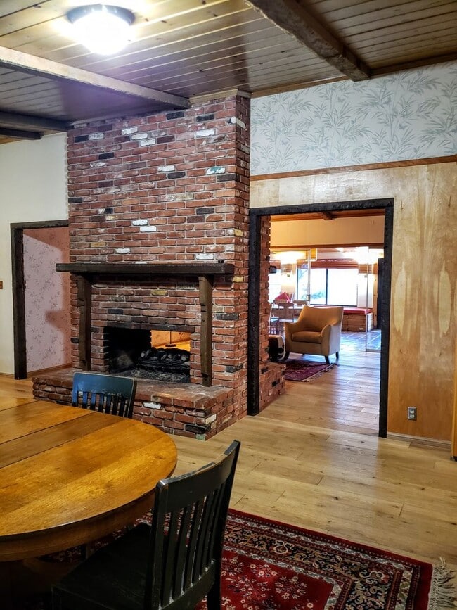 Building Photo - Mostly Furnished Bishop home with large li...