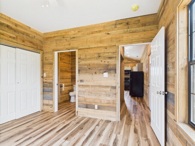 Building Photo - 2/2 Custom Cabin