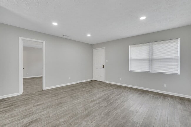 Building Photo - High End Finishes in a Quiet Residential N...