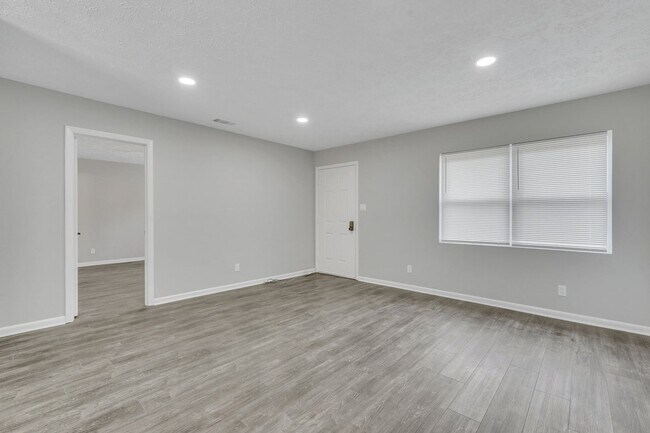 Building Photo - High End Finishes in a Quiet Residential Neighborhood