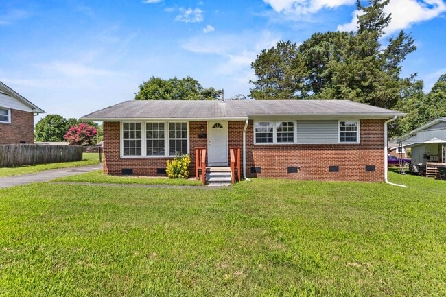 Building Photo - 4-Bed, 2-Bath Home with Fenced Yard in Win...