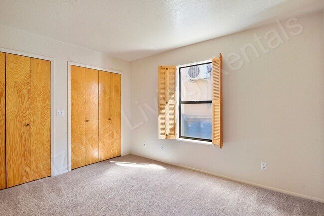 Building Photo - VIEWS ON THE GREEN WITH LARGE LOFT