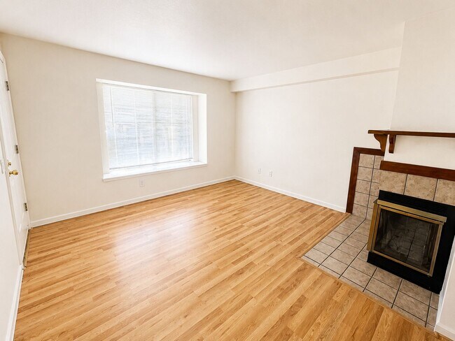 Building Photo - Perfectly located and priced!