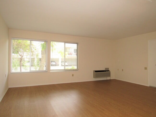Building Photo - Beautiful 2 Bedroom Ground Floor Condo in Laguna Woods!