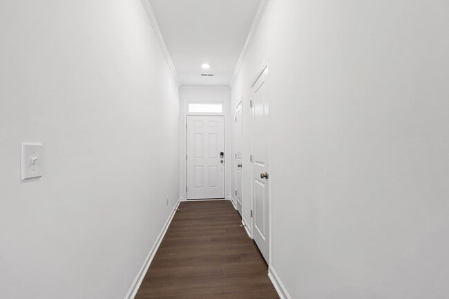 Building Photo - Spacious End-Unit 3-Bedroom Townhome in Pr...