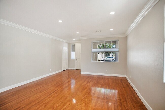 Building Photo - Southwest Pool Home With First Floor Bed And Bath