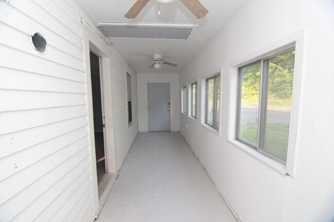 Building Photo - Updated 1 Bedroom Pet Friendly Home - Rent...