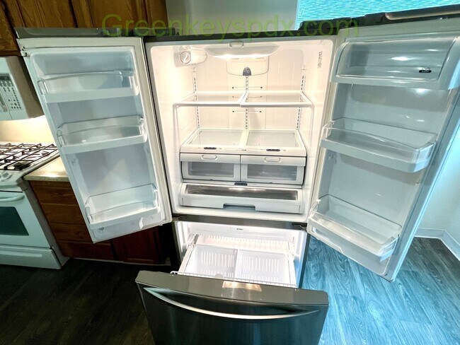 Building Photo - 2-Bedroom, 1-Bathroom Unit Available in Multiplex Near Downtown Hillsboro