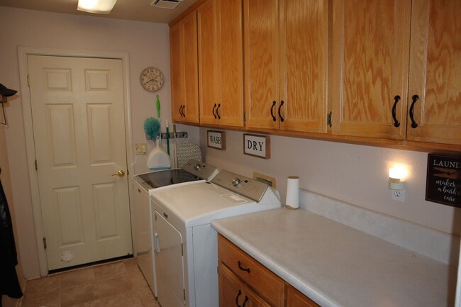 Building Photo - Oroville-Furnished-Turnkey-3 bedroom 2 bath home, hot tub, gazebo, landscaped yard, solar