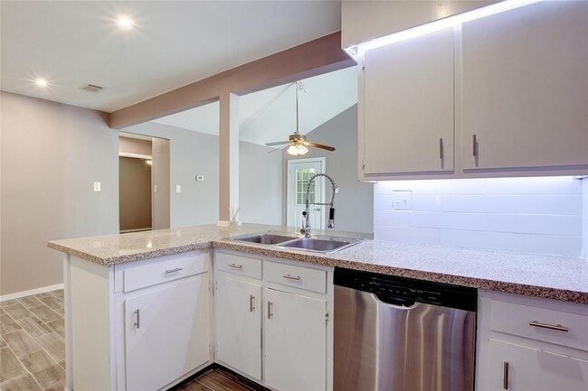 Building Photo - 1301 Thornridge Rd