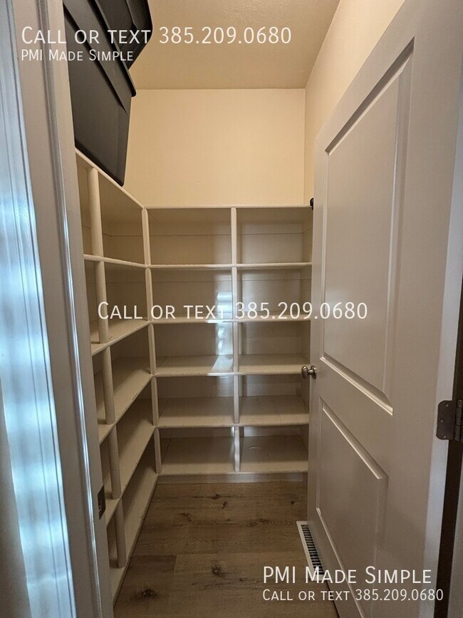 Building Photo - 14910 Treseder St