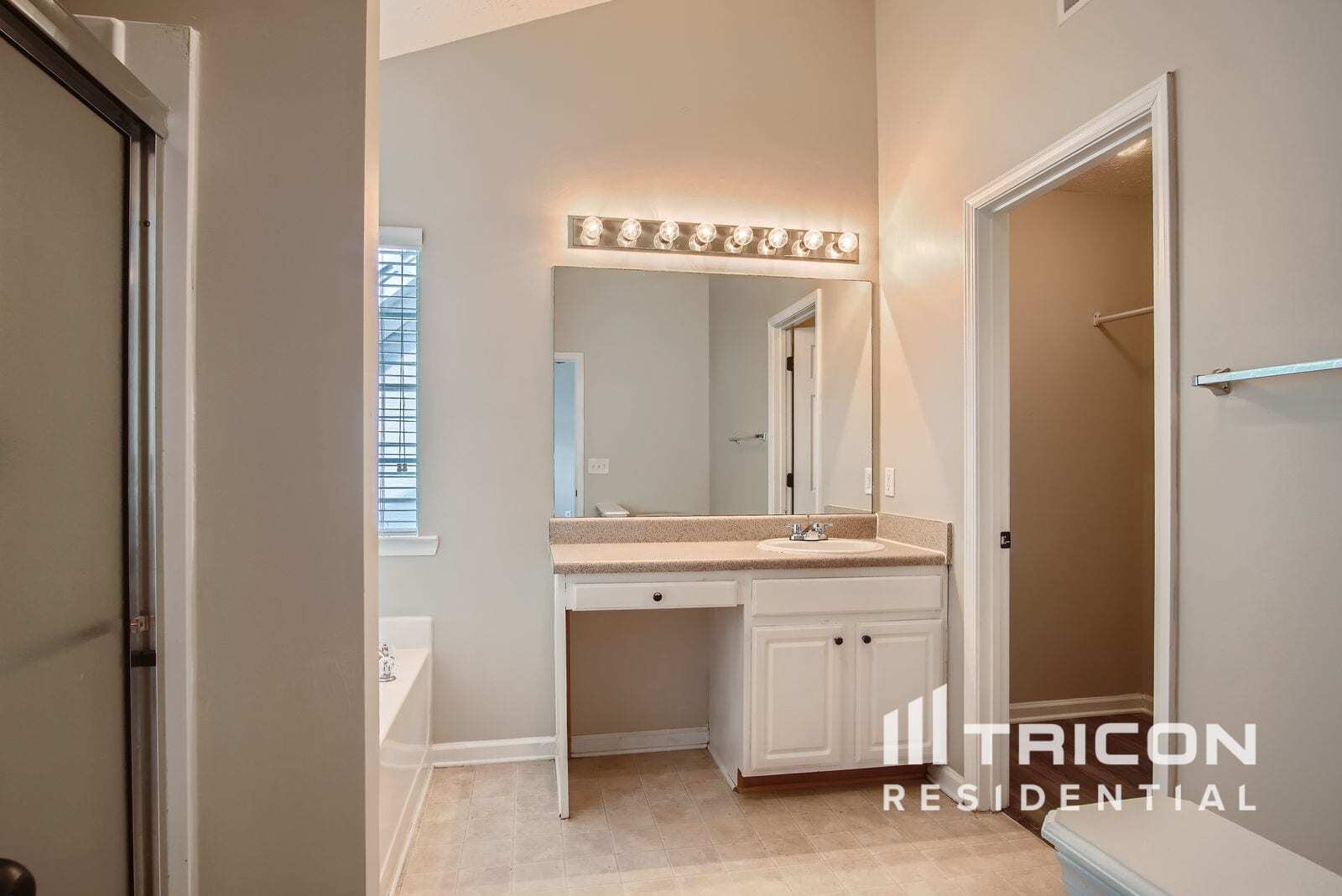 Building Photo - 9582 Lakeview Cir