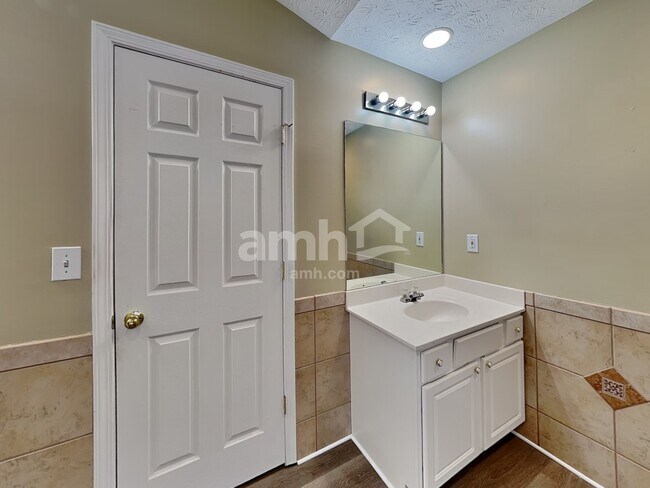 Building Photo - 875 Clairidge Ln