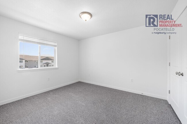 Building Photo - 5761 S 5th Ave