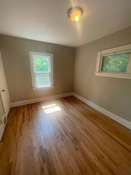 Building Photo - 1462 Parkhill Rd