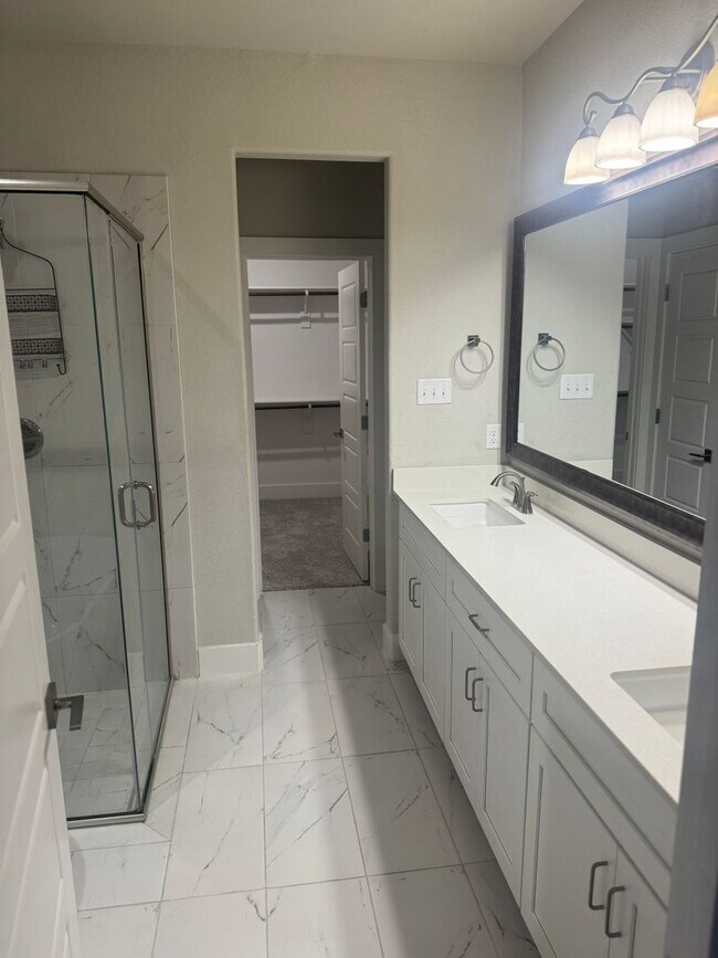 Building Photo - 3/2/2 Cozy Kitchen - Huge Closets - Tub in...