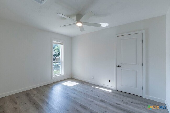 Building Photo - 4013 Valley View Dr
