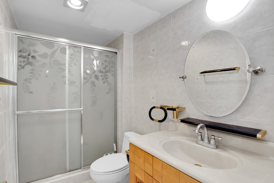 Bathroom - 3701 N Country Club Dr