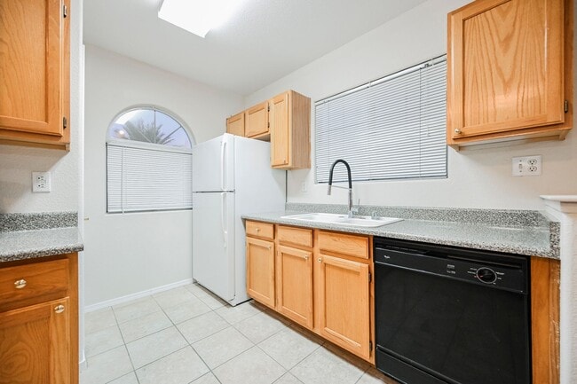 Building Photo - Gated Community townhome, with private garage