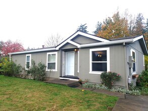 Building Photo - One-Level SE House in Private Oasis!