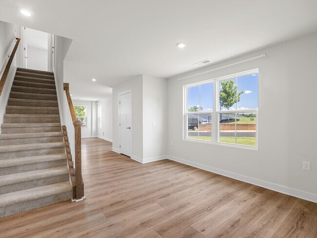 Building Photo - Beautiful 3 BR, 2.5 BA Townhome Located in...