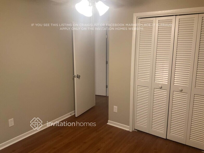 Building Photo - 553 Oak Creek Dr
