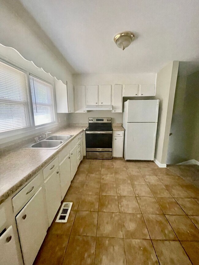 Building Photo - Must see This 4 Bedroom 2 Bath Tri Level Home. Located Close to Sugar Creek Rd and N. Tryon St