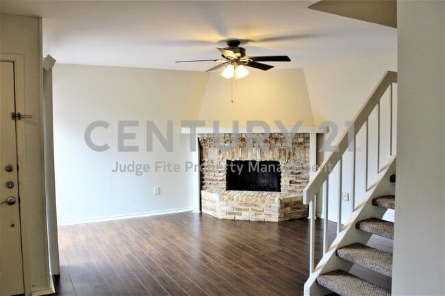 Building Photo - Charming 2-Story 2/1.5 Condo For Rent!