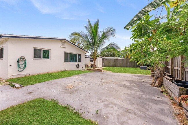 Building Photo - 4641 SW 25th Terrace